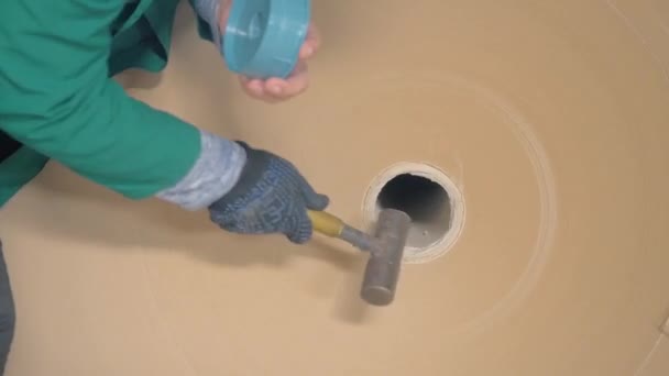 Worker puts cap to large paper roll in warehouse closeup — Stock Video