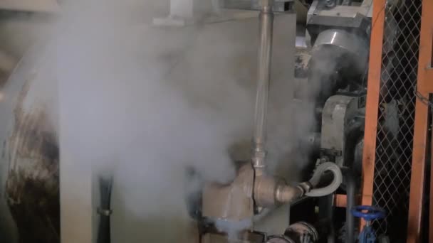 Caja de máquinas herramienta y vapor caliente en taller de planta de producción — Vídeos de Stock
