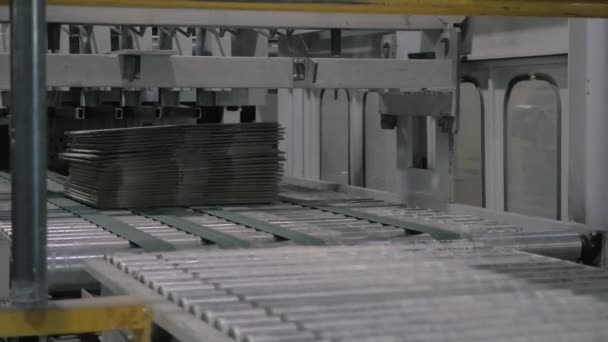 Scatole di cartone piegate su nastro trasportatore moderno in fabbrica — Video Stock