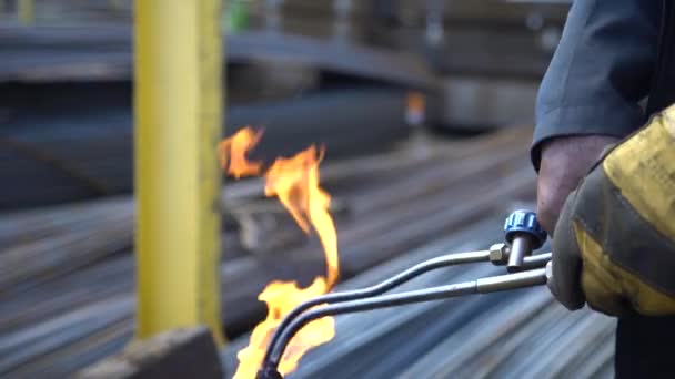 Metallarbetare arbetstagaren sätter eld på en gas svetsmaskin för skärning av metall — Stockvideo