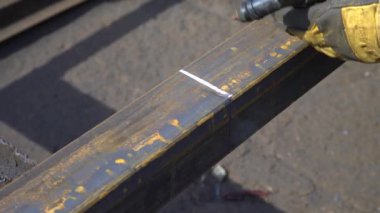 profesyonel çalışan kesim büyük metal kiriş kaynak makinesi ile inşaat yerinde kapatmak