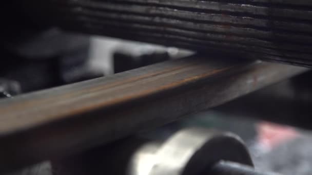 Een metalen pin passeert een oude Buigmachine in een workshop. Close-up — Stockvideo