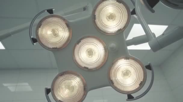 Lampes chirurgicales modernes sur support dans une chambre stérile dans un hôpital. Sont inclus — Video