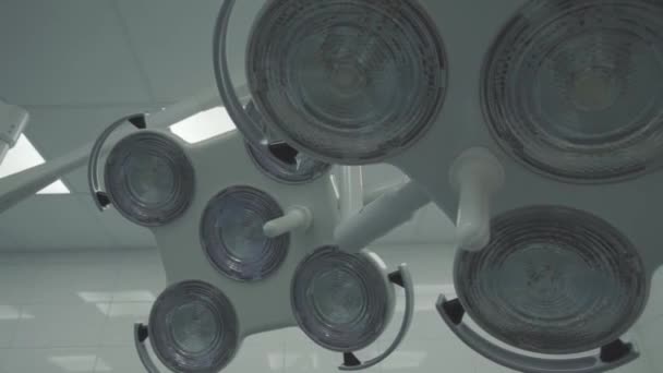 Современные хирургические лампы на опоре в стерильном помещении больницы — стоковое видео
