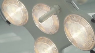 Hastanedeki steril bir odada modern cerrahi lambası destekleniyor. Açar