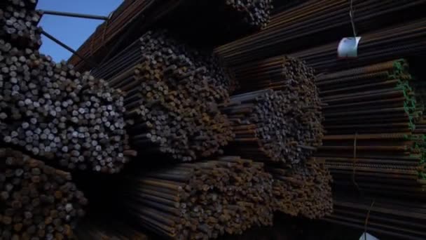 Mouvement le long d'une pile d'armatures à proximité du chantier de construction — Video