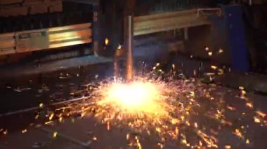 makine dükkanda kaynaklama yaparak metalde delikler açıyor.