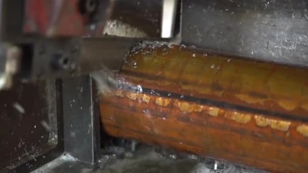 Старый строгальщик пилит металлический прут охлажденный водой — стоковое видео