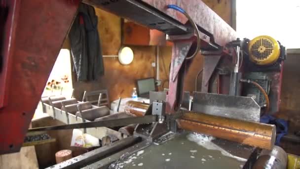 Old planer machine operates and mature worker in workshop — Stock Video