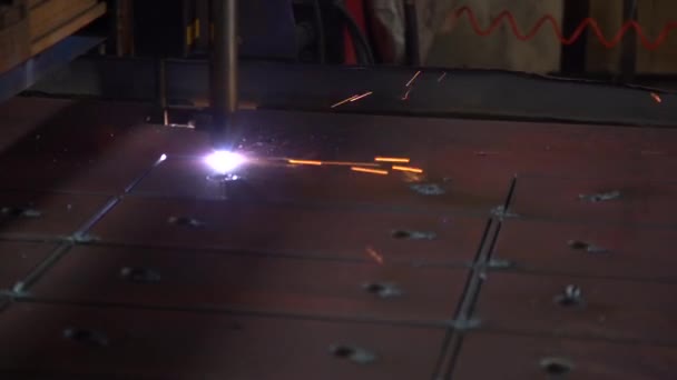 Машина делает отверстия в деревенском листовом металле с помощью лазера с искрой душа в темной мастерской — стоковое видео
