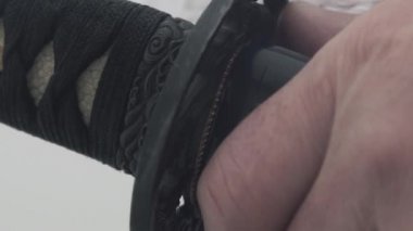 Erkekler geleneksel Katana 'yı özel kılıç montajlarıyla alırlar.