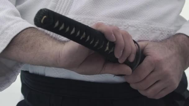 熟練した武士が刀ケースを持ち日本刀を取り — ストック動画