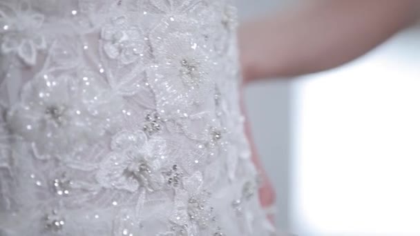 fils spéciaux en fleurs décoratives paillettes sur robe de mariée 