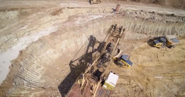 Grote metalen graafmachine loader zet zand op steengroeve dump truck — Stockvideo