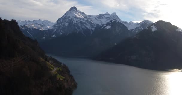 하얀 눈으로 덮여 있는 거대 한 언덕 들 이강 주위를 두르고 있다 — 비디오