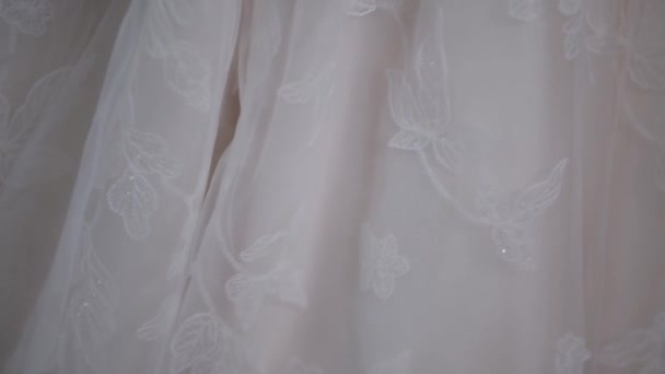 Young woman wears wedding dress with decorative flowers — Stock Video