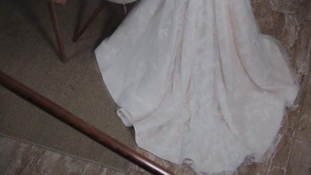 Elegáns menyasszony áll hosszú bolyhos fehér esküvői ruha — Stock videók