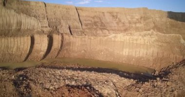 Taş ocağının dibindeki göller kova tekerleği kazıcıları tarafından yaratıldı.
