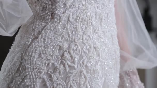 Ragazza in abito da sposa con fili scintillanti e perle — Video Stock