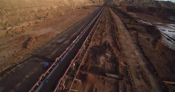 Büyük kova tekerleği kazıcısı kepçelerle fazla yük taşıyor — Stok video