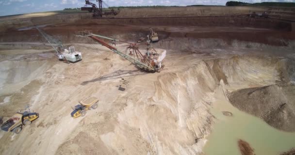 Kran laster stenbrott dump lastbil med sand från gropen med sjöar — Stockvideo
