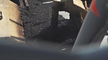 Yol servis makinesi yeni otoyolu asfalt ile kaplıyor