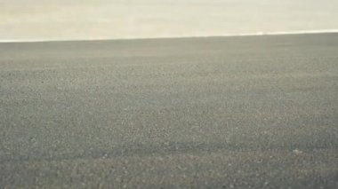 Yeni asfalt yolda sarı renkli sürücüler