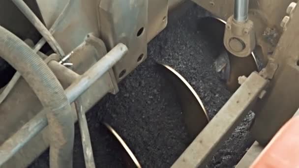 Máquina de serviço rodoviário cobre nova rodovia com cascalho de asfalto — Vídeo de Stock