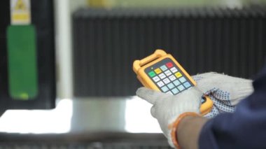 deneyimli mühendis bulanık metal kesme makinesini taşır