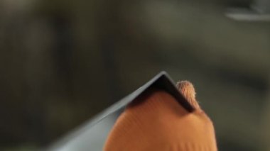 Turuncu eldivenli profesyonel mühendis açı ölçer