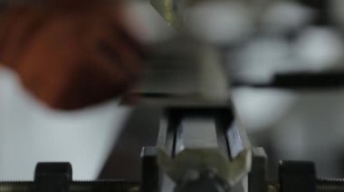 İşçi metal bükme makinesine alüminyum levha koyar.
