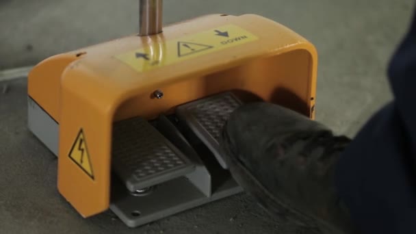塑料工厂机器踏板上的专业工人台阶 — 图库视频影像