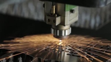 Lazer metal kesme makinesi alüminyum tabaka üzerindeki resimleri oyuyor