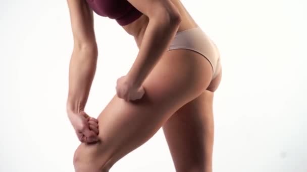 Massaggiatore esegue mosse giuste per alleviare i dolori alle gambe — Video Stock