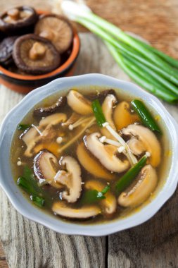  Shiitake, Enoki, Kral trompet mantar ve Eringi Asya çorbası.