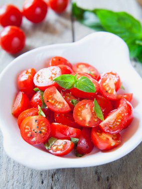 Kiraz domates fesleğen salata.