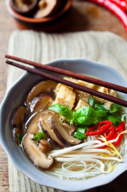 Shiitake mantar, fasulye filizi, Kızarmış tofu Çin çorbası, 