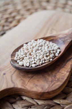 Arpa taneleri üzerinde wodoen kaşık.