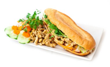 Lezzetli sandviç ve sebze ile plaka Closeup, beyaz izole 