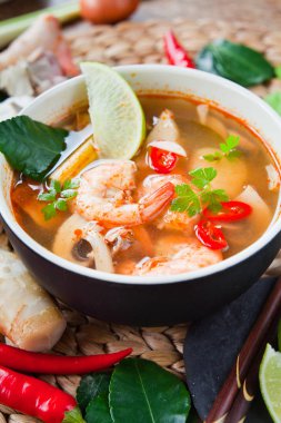 Tay kral karides çorbası - Tom yum mantar, domates, sarımsak, galangal, kaffir kireç yaprakları, baharatlı biber ve balık sosu ile pişmiş.