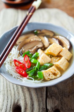 Shiitake mantar, fasulye filizi, Kızarmış tofu Çin çorbası, 