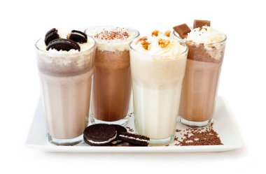 Beyaz üzerine izole çikolata ve kurabiye ile çeşitli kahve içecekleri ile gözlük closeup 