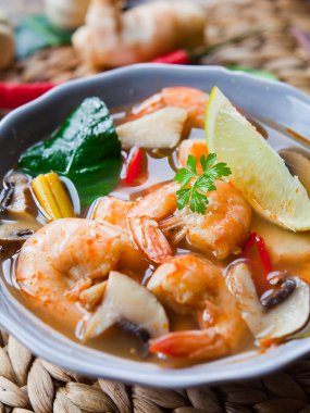 Tay kral karides çorbası - Tom yum mantar, domates, sarımsak, galangal, kaffir kireç yaprakları, baharatlı biber ve balık sosu ile pişmiş.