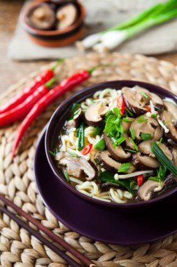 Asya Shiitake ve Enoki baharatlı mantarlı makarna.