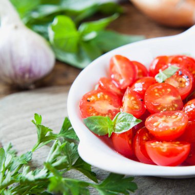 Kiraz domates ve fesleğen salata.
