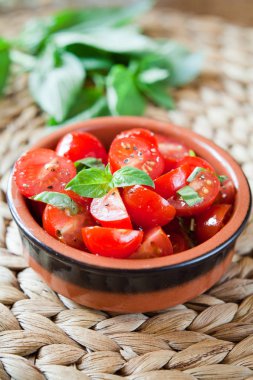 Kiraz domates fesleğen salata.