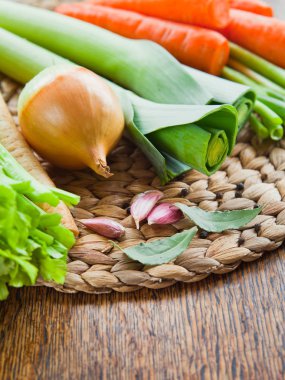 Sebzeli hisse senedi için taze malzemeler: havuç, kereviz, pırasa, soğan, havuç, yabani havuç, maydanoz, sarımsak, defne yaprağı, karabiber, chili. Bahar ve yaz ürünleri, mevsim sebzeleri, çorba yapmak. En iyi Bahçe Pazar ve çiftlik Shop.