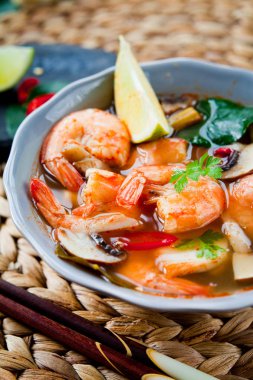 Tay kral karides çorbası - Tom yum mantar, domates, sarımsak, galangal, kaffir kireç yaprakları, baharatlı biber ve balık sosu ile pişmiş.