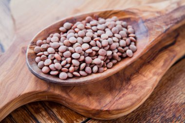 Bütün kahverengi mercimek - Masoor Dal üzerinde tahta kaşık, makro.