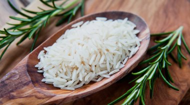 Tahta kaşık kuru Basmati pirinç.